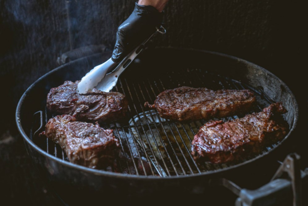 grilled steak with grenache wine
